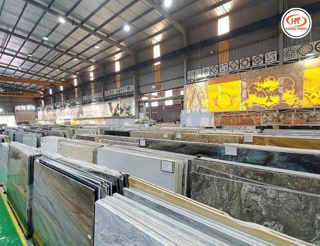 Tổng kho đá Hưng Thịnh rộng lớn với hàng trăm mẫu đá tự nhiên chất lượng cao
