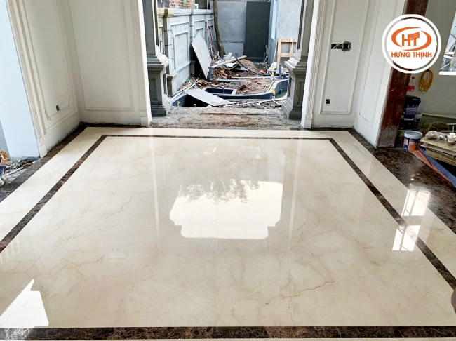 Đá Marble Crema Marfil lát sàn kết hợp cùng đá cẩm thạch Nâu Đậm độc đáo