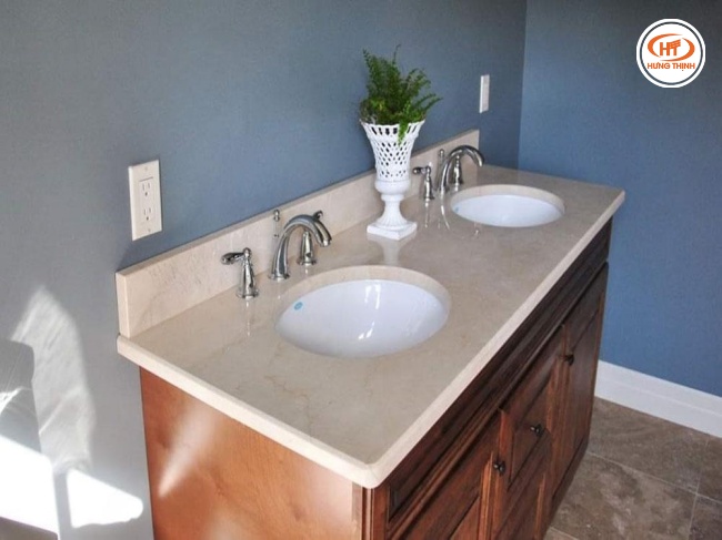 Ố lavabo bằng đá Crema Marfil vừa ấm cúng, sang trọng lại chống ngấm ố