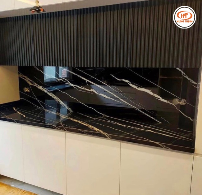 Đá ốp bếp màu đen có nhiều chủng loại và mức giá khác nhau