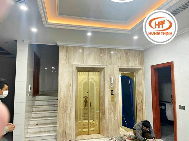Công trình đá ốp thang máy Marble vân gỗ thẳng do Hưng Thịnh cung cấp. 