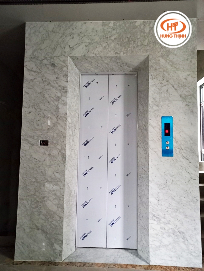 Nền trắng xám kèm vân đen nhẹ phù hợp với gia chủ thích đơn giản.