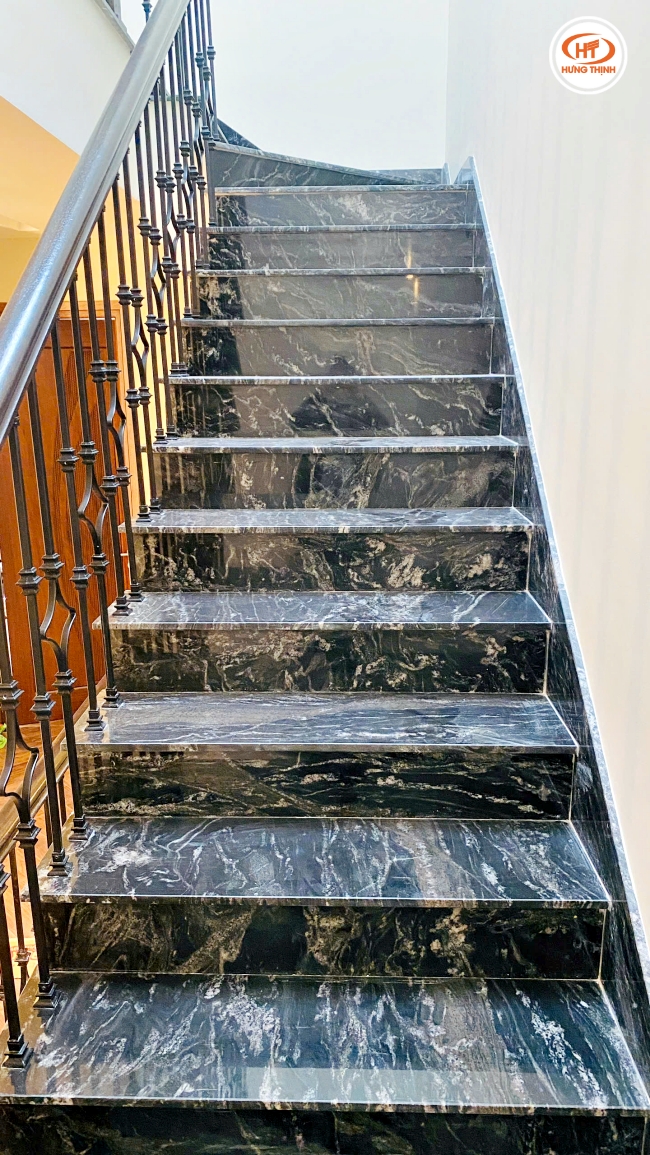Cầu thang đá Granite Black Forest cực kỳ thẩm mỹ, chịu lực tốt, độ bền cao