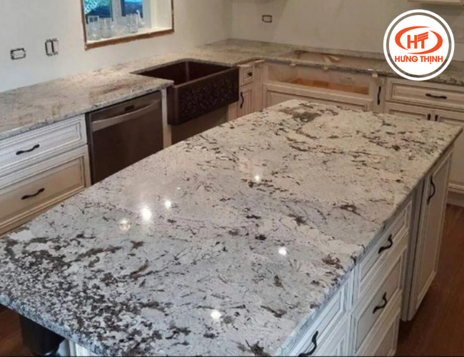 Bàn đảo kết hợp với thiết kế tông trắng nhẹ nhàng 