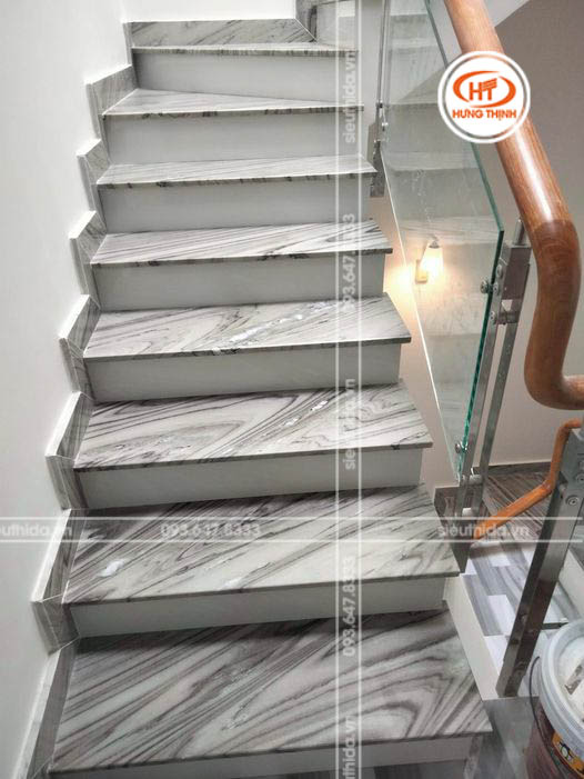 Cầu thang màu trắng xám dễ phối màu với những vật liệu khác