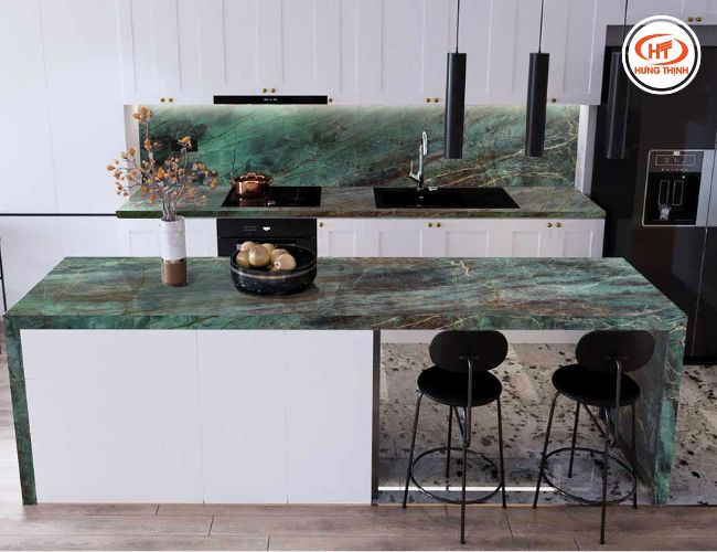 Bàn bếp và bàn đảo ốp đá quartz green canyon ấn tượng.