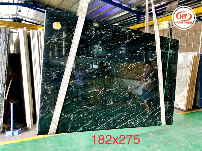 Cận cảnh màu xanh đậm đặc trưng với vân trắng điểm của đá hoa cương Xanh Olivia