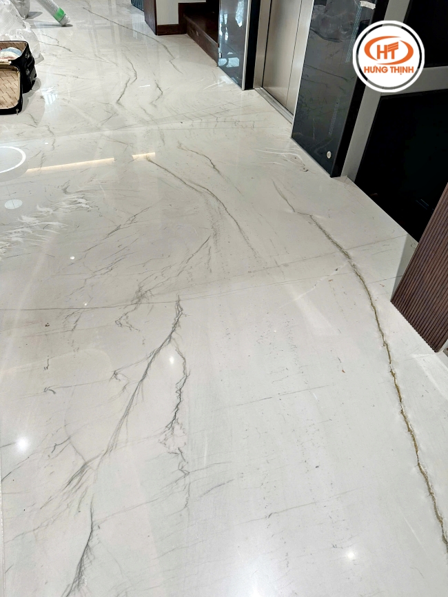 Gia chủ khéo léo chọn màu đá trắng điểm vân nhẹ dễ phối màu nội thất 