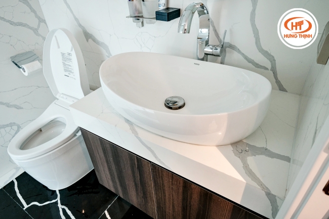 Lavabo ốp đá Vicostone trắng vân mây