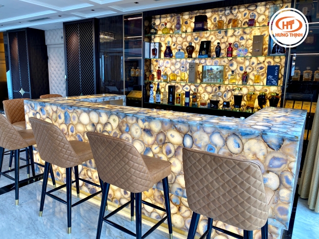 Bàn bar và khu vực vách tủ rượu được ốp đá Thạch Anh xuyên sáng