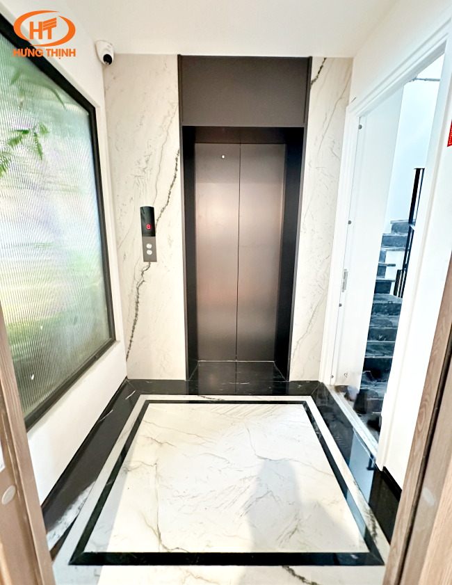 Khu vực đá ốp lát sàn và thang máy