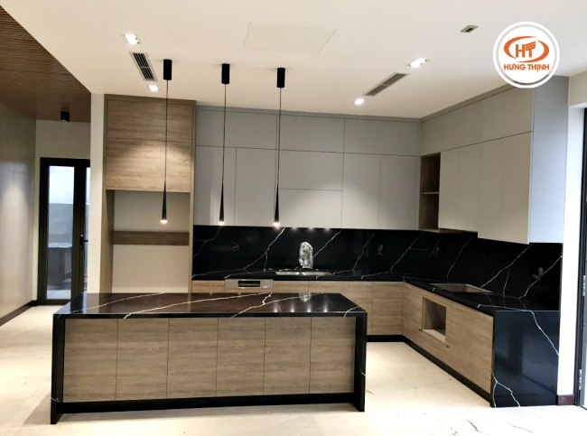 Vicostone Nero Marquina thường được lựa chọn phối nội thất gỗ hoặc giả gỗ. 