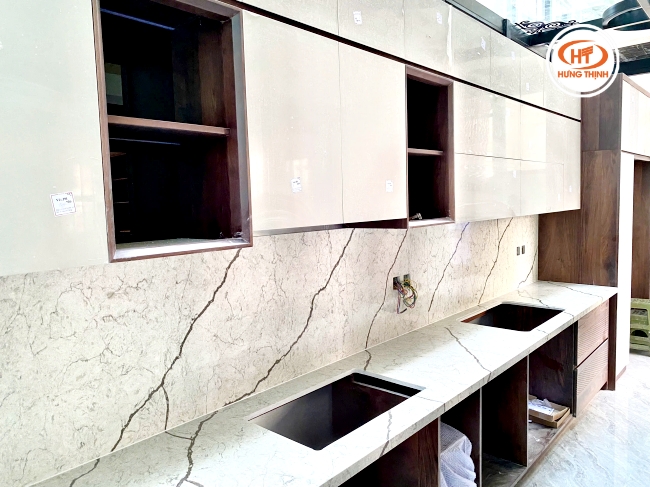 Công trình bàn bếp ốp đá bếp Vicostone BQ8788 do Hưng Thịnh cung cấp và thi công
