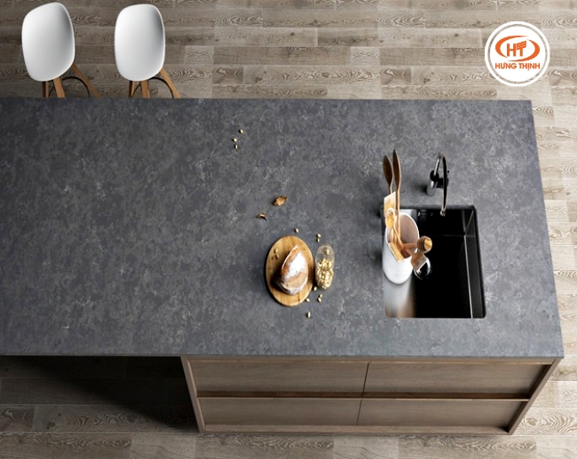 Gam xám trầm sang trọng, kết hợp hoa văn loang tự nhiên tạo chiều sâu ấn tượng cho bề mặt bếp.
