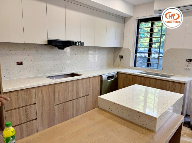 Ấn tượng với bề mặt đá lấm tấm các hạt thạch anh. 