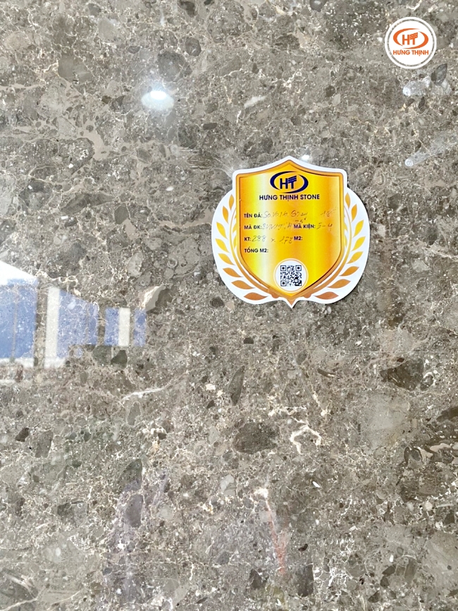 Vì là đá tự nhiên khai thác tại mỗi vùng khách nhau nên màu sắc đá thường có biến động song không quá khác biệt