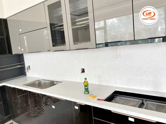 Gian bếp sang trọng hơn nhờ mẫu đá Vico BQ2600 ốp tường bếp và bàn bếp.