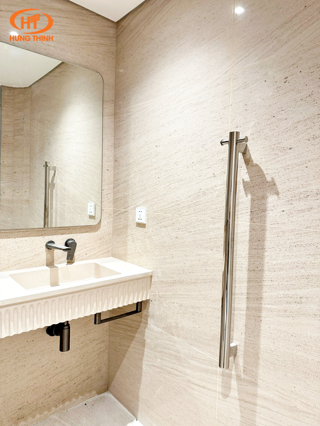 Gam màu vàng be ấm của của đá Moca Cream ốp WC
