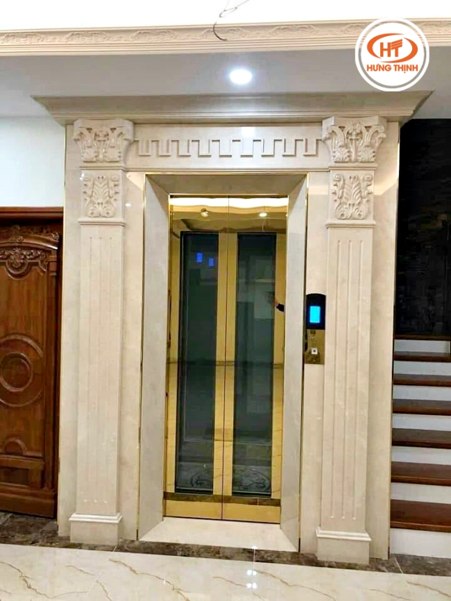 Thang máy đá Marble Cream Marfil trong công trình biệt thự phong cách Tân cổ điển.