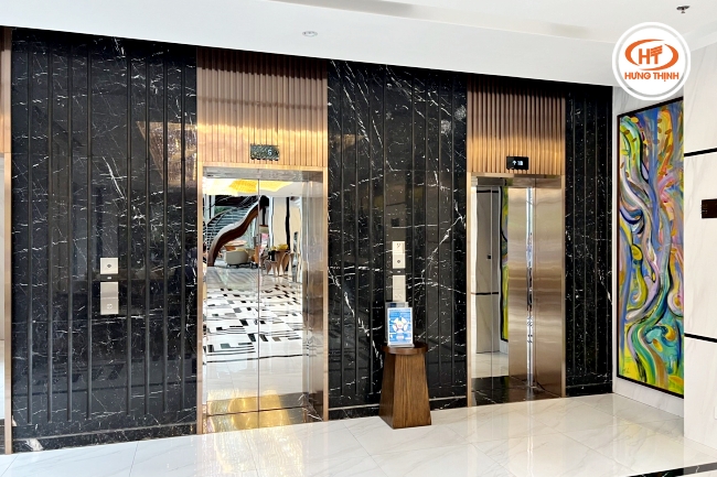 Mặt thang máy ốp đá Marble đen chỉ trắng sang trọng, hiện đại.