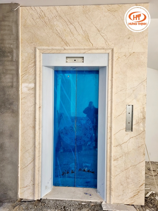 Thi công công trình thang máy ốp đá Marble Rosa Light tại Hà Nội.