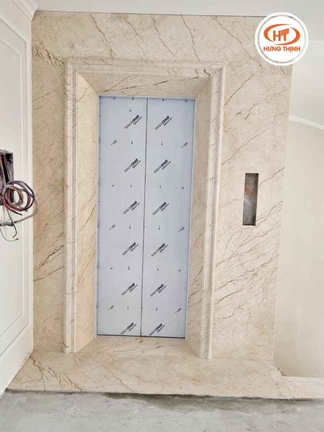 Đá ốp thang máy Marble Rosa Light tông màu be phớt hồng làm sáng không gian.