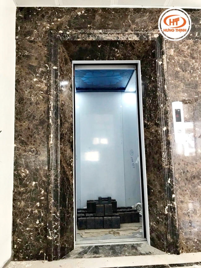 Màu nâu đậm của đá Marble ốp thang máy kèm chi tiết loạn trên bề mặt thu hút.
