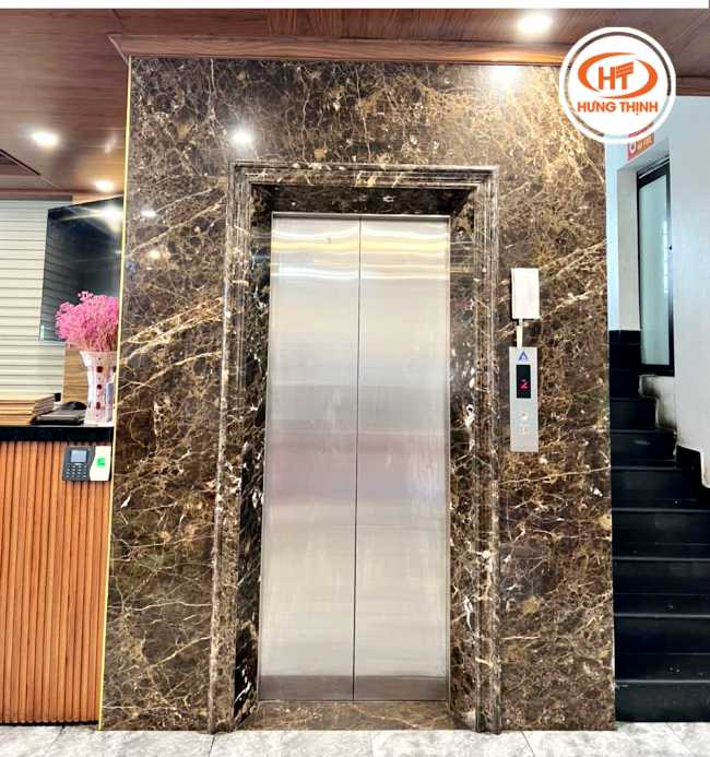 Thang máy đơn giản ốp đá Marble Dark Emperador.