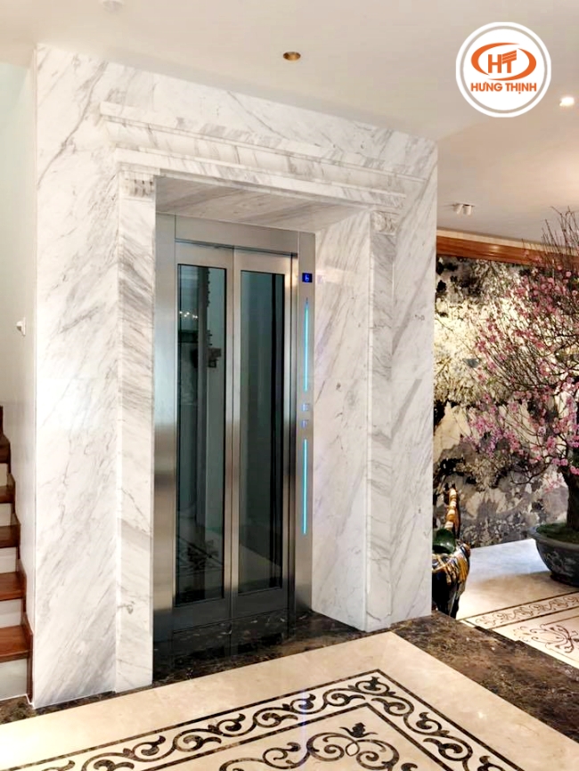 Đá Marble trắng vân xám ứng dụng trong ốp mặt thang máy.