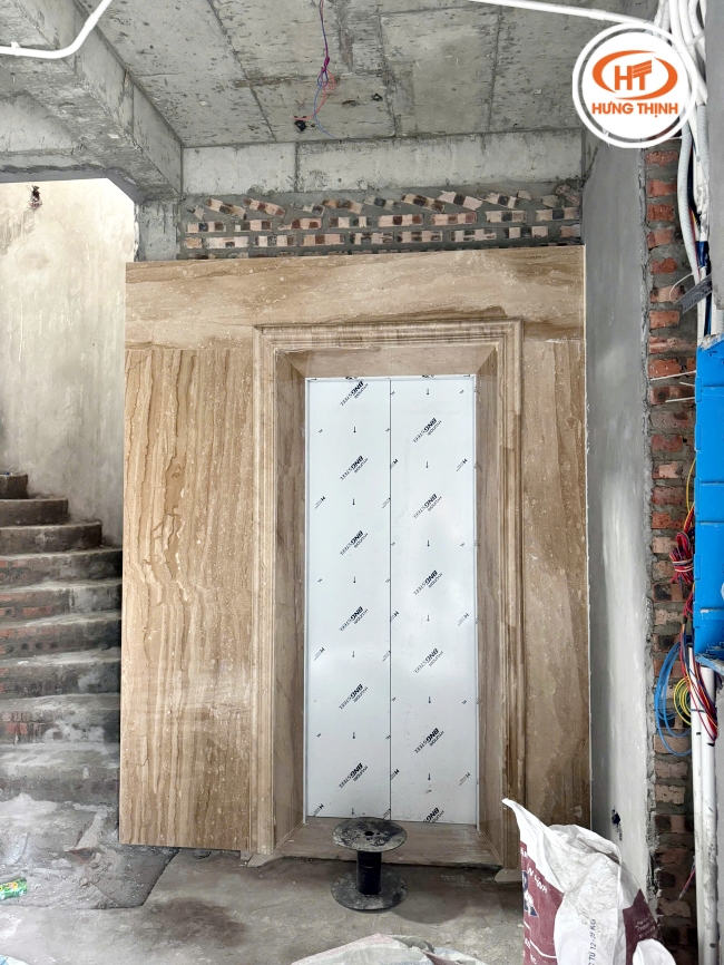 Vân đá mô phỏng bề mặt gỗ tự nhiên, sống động.