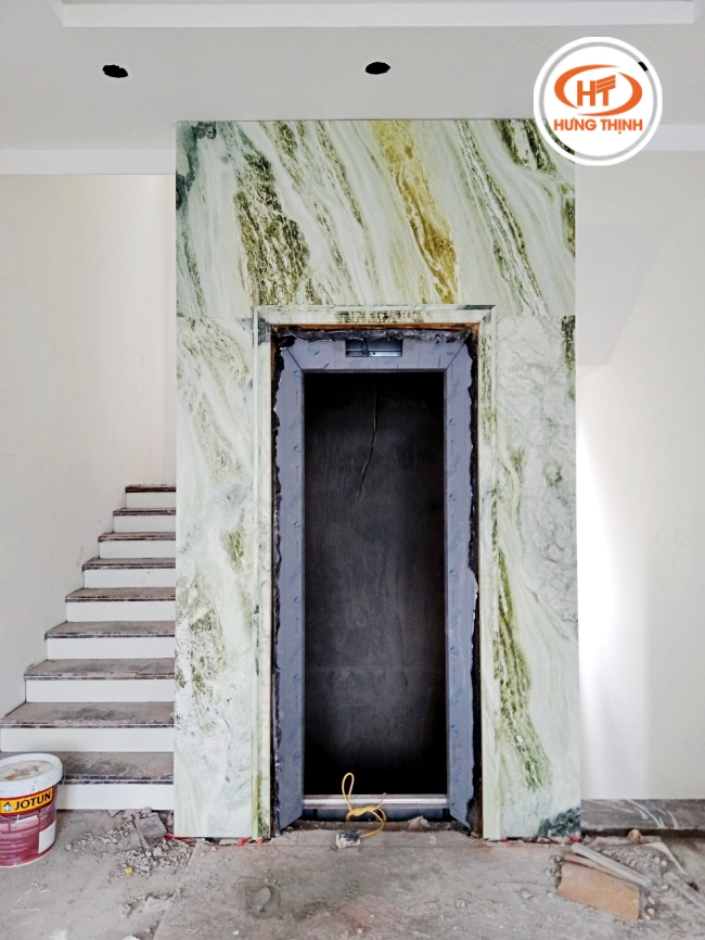 Đá ốp thang máy Marble Xanh Ngọc Văn Chấn có bề ngoài lạ mắt, thu hút sự chú ý.