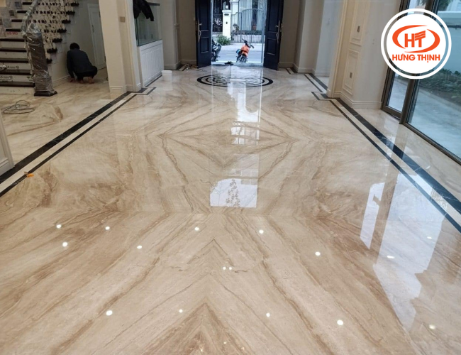 Đường vân chéo kết hợp đi viền đá đen tạo điểm nhấn cho sàn nhà 