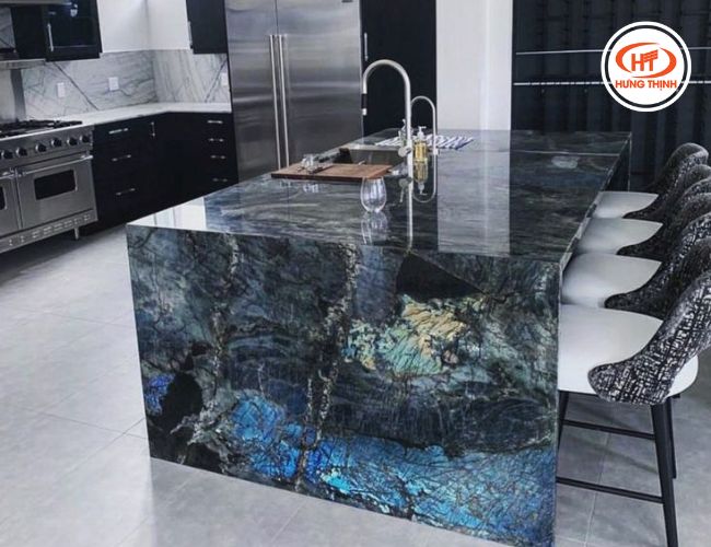 Bàn bếp đá Thạch anh Ngọc Phỉ Thúy tạo điểm nhấn cho không gian bếp. 