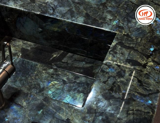 Độ bền cứng của đá Thạch anh đáp ứng được các hạng mục thường xuyên chịu va đập mạnh. 