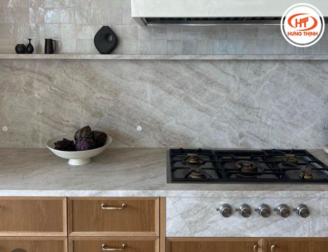 Bề mặt sáng bóng giúp đá dễ lau chùi vệ sinh