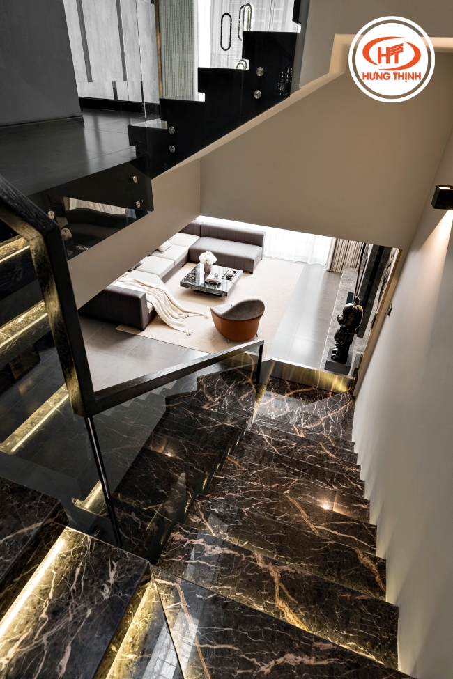Đá Marble Asia Network lát mặt cầu thang phối chân đèn led vàng sang trọng. 
