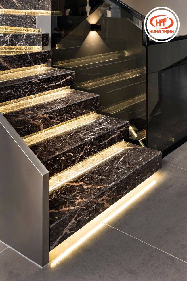 Cầu thang đá Marble với vân đá rối tạo cảm giác uy lực, mạnh mẽ.