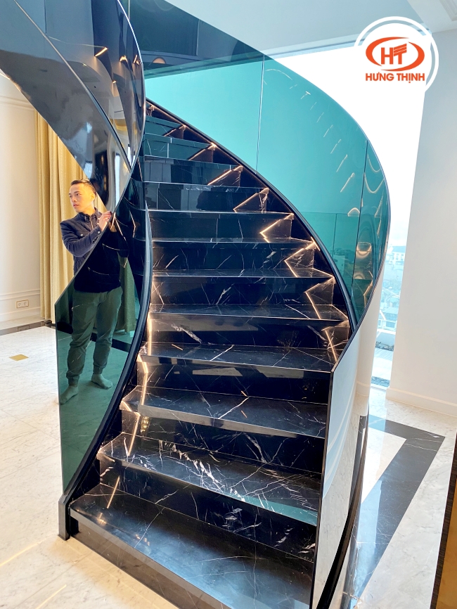 Mẫu cầu thang đá Marble đen chỉ trắng là lựa chọn hợp lý cho không gian tone be, trắng