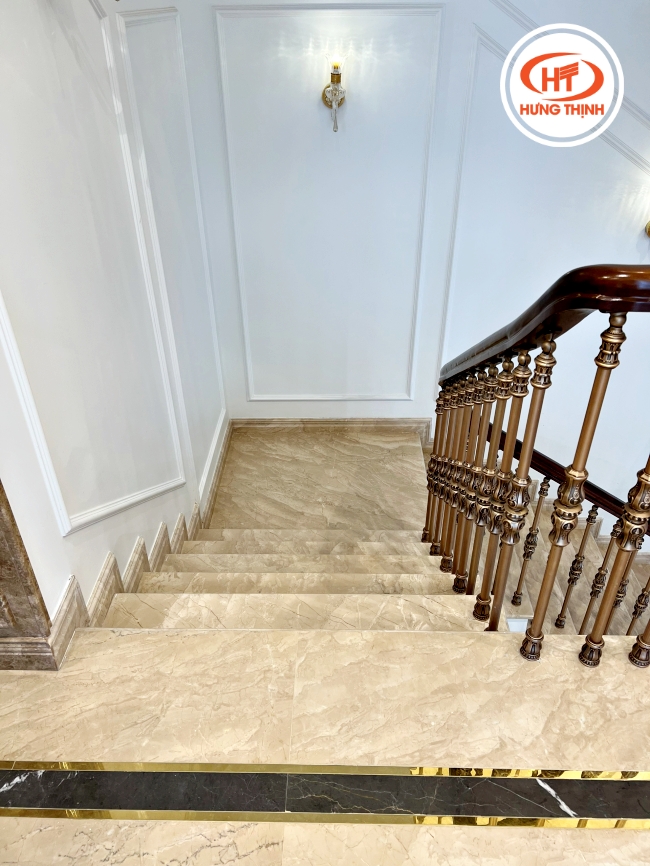 Không gian sẽ trở nên thanh lịch nhờ cầu thang đá Marble Oman hoa to. 