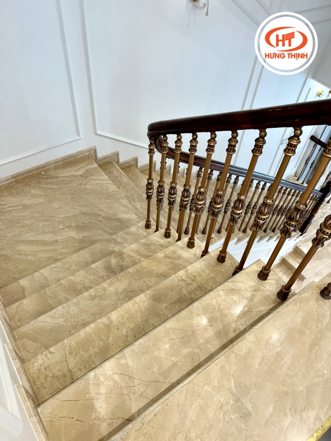 Một trong những mẫu cầu thang đá Marble màu be bán chạy nhất.