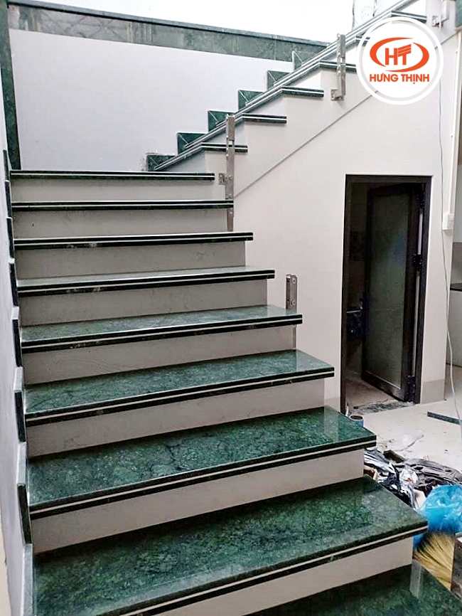 Phối cầu thang đá xanh vỏ dưa với cổ cầu thang trắng hiện đại. 