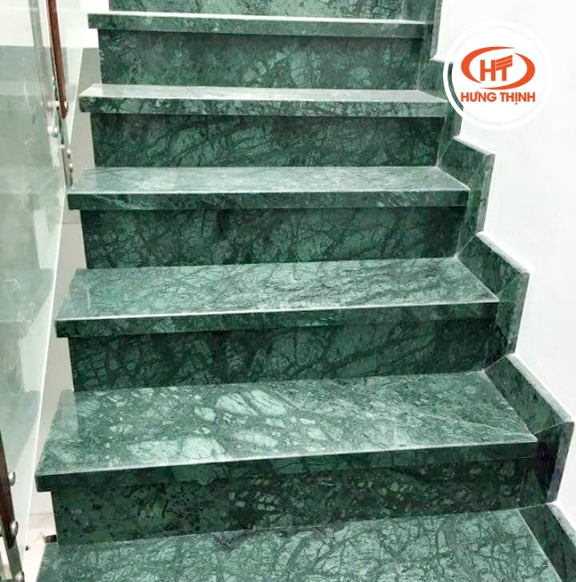 Cầu thang đá Marble Xanh vỏ dưa trên thực tế. 