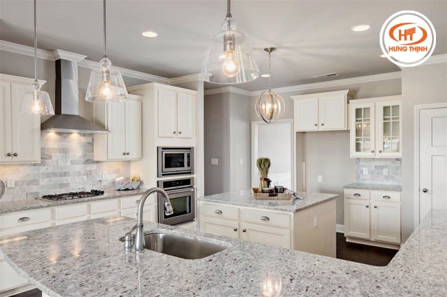Cấu trúc đá Granite siêu đặc rắn nên phù hợp với hạng mục hay tiếp xúc với nước như bàn bếp.