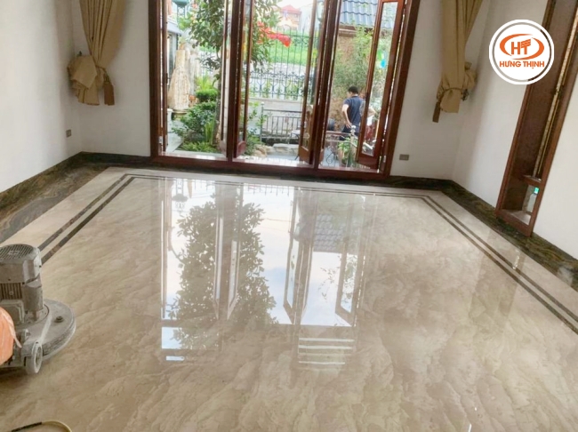 Sàn nhà bóng sáng nhờ vẻ đẹp tự nhiên vốn có của mẫu đá Marble Oman hoa to