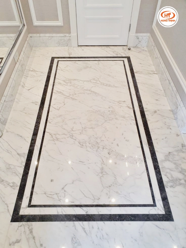 Màu sắc trang nhã kết hợp đi viền các màu đá đậm của đá Marble lát sàn trắng Ý