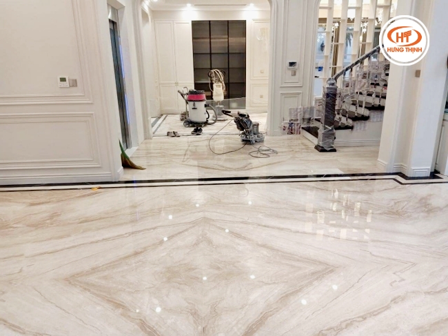 Đá Marble lát sàn vân gỗ chéo lát sàn tạo hiệu ứng xiên góc độc đáo, tôn lên vẻ hiện đại và sáng tạo cho không gian