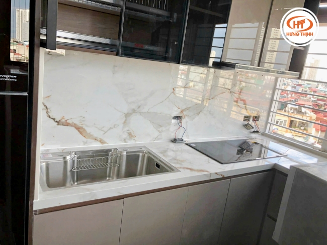 Nền trắng của đá có thể kết hợp với vân mây đa dạng màu sắc.