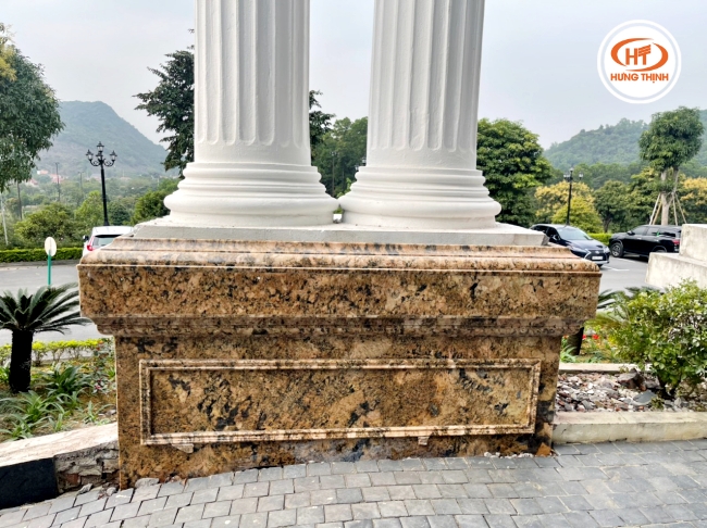 Trụ cột cũng dùng đá tự nhiên hạn chế bụi bẩn và tạo điểm nhấn