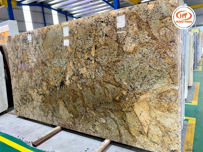 Hình ảnh mẫu đá Granite Alaska Gold xẻ nguyên tấm nhập khẩu