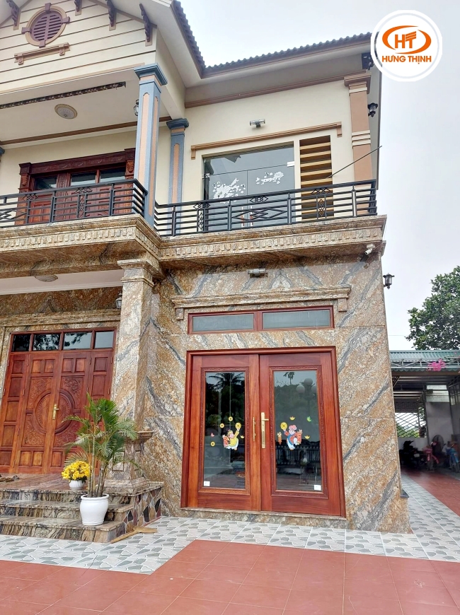 Đá Granite Amani Gold với các đường vân vàng đậm xen kẽ vân đen làm điểm nhấn